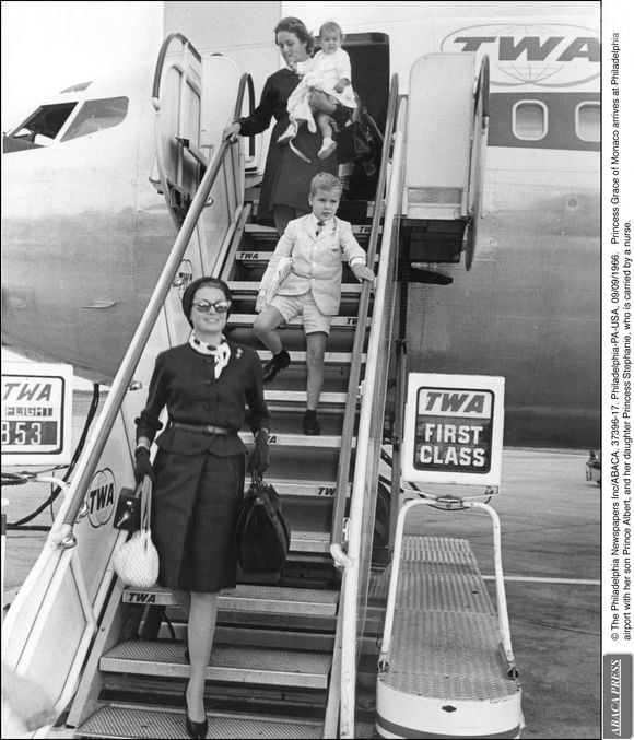 La princesse Grace de Monaco arrive à l'aéroport de Philadelphie avec son fils, le prince Albert, et sa fille, la princesse Stéphanie, portée par une infirmière. © The Philadelphia Newspapers Inc/ABACA