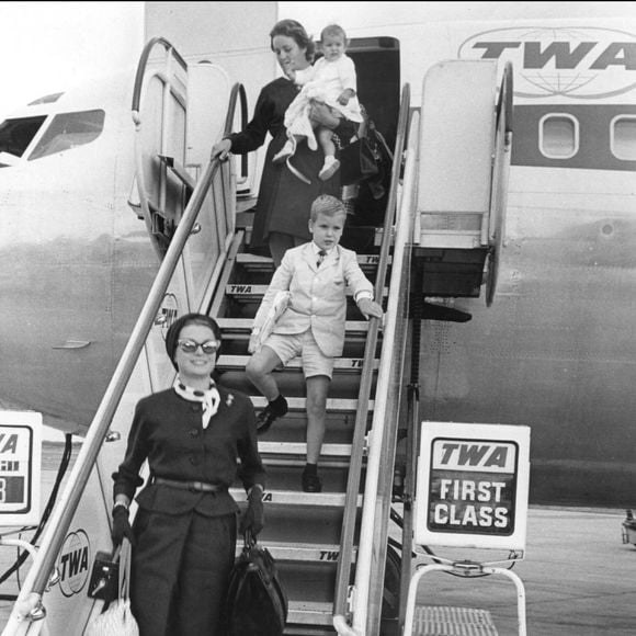 La princesse Grace de Monaco arrive à l'aéroport de Philadelphie avec son fils, le prince Albert, et sa fille, la princesse Stéphanie, portée par une infirmière. © The Philadelphia Newspapers Inc/ABACA