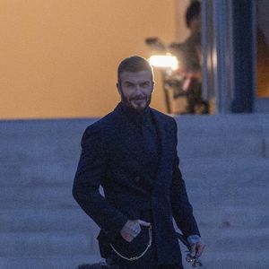 David Beckham arrive avec ses enfants, Romeo Beckham, Cruz Beckham et sa petite amie Jackie Apostel et Harper Seven Beckham pour assister au défilé de Victoria Beckham à Paris le 6 mars 2026. GOFF  / BESTIMAGE