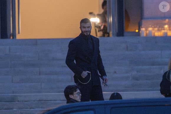 David Beckham arrive avec ses enfants, Romeo Beckham, Cruz Beckham et sa petite amie Jackie Apostel et Harper Seven Beckham pour assister au défilé de Victoria Beckham à Paris le 6 mars 2026. GOFF  / BESTIMAGE
