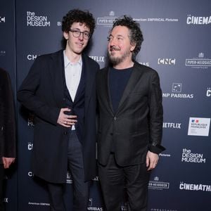 "Ils ont fui le bruit, le manque de lumière et le voisinage” peut-on lire
Guillaume Gallienne et son fils Tado - Vernissage de l'exposition de 'Wes Anderson' à la Cinémathèque Française de Paris le 17 mars 2025. © Denis Guignebourg/Bestimage