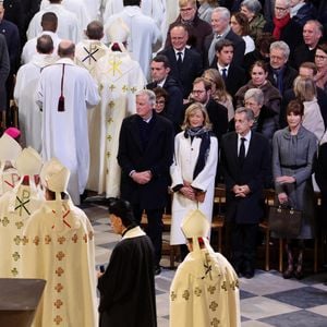 Emmanuel Macron, Michel Barnier, sa femme Isabelle Altmayer, Nicolas Sarkozy, sa femme Carla Bruni, François Hollande et sa femme Julie Gayet - Cérémonie de réouverture de la cathédrale Notre-Dame de Paris, le 7 décembre 2024. Joyau de l’art gothique, lieu de culte et de culture, symbole universel de la France et de son histoire, la cathédrale de Notre-Dame de Paris rouvre ses portes les 7 et 8 décembre, cinq ans après le terrible incendie qui l’avait ravagée le 15 avril 2019. 
© Dominique Jacovides / Bestimage