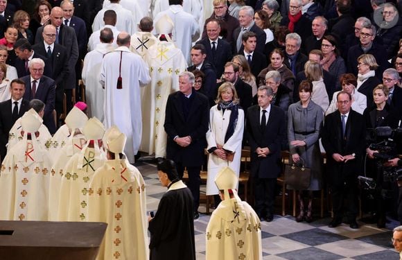 Emmanuel Macron, Michel Barnier, sa femme Isabelle Altmayer, Nicolas Sarkozy, sa femme Carla Bruni, François Hollande et sa femme Julie Gayet - Cérémonie de réouverture de la cathédrale Notre-Dame de Paris, le 7 décembre 2024. Joyau de l’art gothique, lieu de culte et de culture, symbole universel de la France et de son histoire, la cathédrale de Notre-Dame de Paris rouvre ses portes les 7 et 8 décembre, cinq ans après le terrible incendie qui l’avait ravagée le 15 avril 2019. 
© Dominique Jacovides / Bestimage