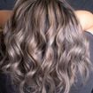 Karen Guerreiro, coiffeuse : "Les cheveux gris nécessitent des soins particuliers : il faut alterner deux shampoings"
