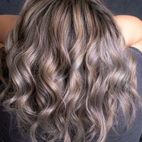 Karen Guerreiro, coiffeuse : "Les cheveux gris nécessitent des soins particuliers : il faut alterner deux shampoings"