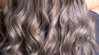 Karen Guerreiro, coiffeuse : "Les cheveux gris nécessitent des soins particuliers : il faut alterner deux shampoings"