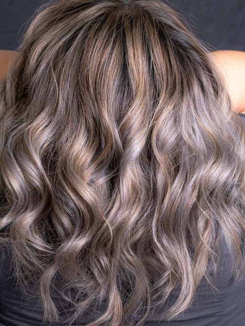Karen Guerreiro, coiffeuse : "Les cheveux gris nécessitent des soins particuliers : il faut alterner deux shampoings"