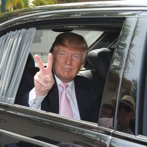 Les grands entrepreneurs de ce monde ont chacun leur secret de réussite. 

Exclusif - Donald Trump fait le signe de la victoire dans sa voiture alors qu'il se rend à la "South Florida Tea Party's Tax Day Rally" à Boca Raton Agence - Bestimage