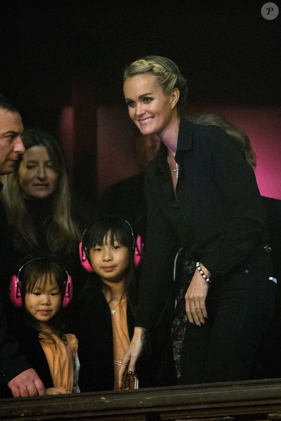 Exclusif - Laeticia Hallyday et ses filles Jade et Joy - Aftershow après le concert caritatif de Johnny Hallyday pour l'association de sa femme "La Bonne Etoile", qui vient en aide aux enfants du Vietnam, au Trianon a Paris, le 15 décembre 2013. © CYRIL MOREAU / BESTIMAGE
