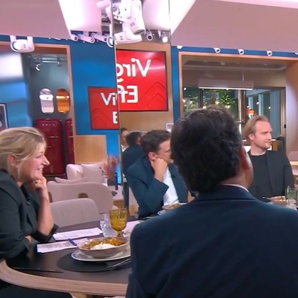 Elisabeth Lemoine sur le plateau de "C à vous" ce mercredi 29 octobre 2025 entourée de ses chroniqueurs et de ses invités de marque. (Capture d'écran)