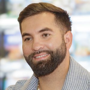 Sur les réseaux sociaux, il évoque son alimentation.

Exclusif - Le chanteur Kendji Girac en séance de dédicaces pour son autobiographie Mi vida à la Librairie du Furet du Nord à Lille, France, le 1er octobre 2025. © Stephane Vansteenkiste/Bestimage