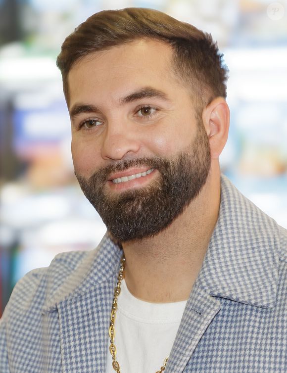 Sur les réseaux sociaux, il évoque son alimentation.

Exclusif - Le chanteur Kendji Girac en séance de dédicaces pour son autobiographie Mi vida à la Librairie du Furet du Nord à Lille, France, le 1er octobre 2025. © Stephane Vansteenkiste/Bestimage