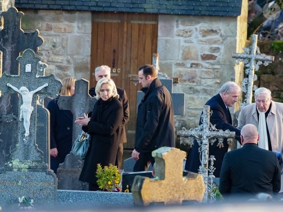 Marine Le Pen - Le clan Le Pen se rend au cimetière de la Trinité-sur-Mer après les obsèques de Jean-Marie Le Pen en l'église Saint-Joseph le 11 janvier 2025.