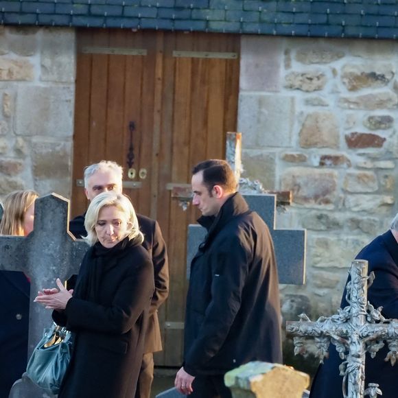 Marine Le Pen - Le clan Le Pen se rend au cimetière de la Trinité-sur-Mer après les obsèques de Jean-Marie Le Pen en l'église Saint-Joseph le 11 janvier 2025.