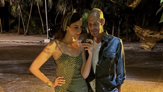 Après avoir été au chevet de Roger, Delphine Wespiser a quitté l'Alsace avec lui pour une destination de rêve à l'autre bout du monde : l'ouverture d'un bar annoncée