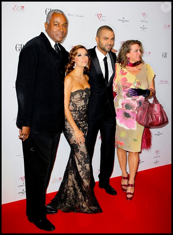 Depuis l’annonce du drame, les messages de soutien affluent, notamment celui de son ex-épouse, Eva Longoria.

Tony Parker Senior, Eva Longoria et Tony Parker Jr au pavillon Cambon Capucine (20/09/2010)

Guillaume Gaffiot/Bestimage
