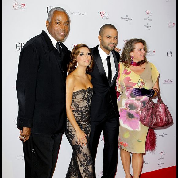 Depuis l’annonce du drame, les messages de soutien affluent, notamment celui de son ex-épouse, Eva Longoria.

Tony Parker Senior, Eva Longoria et Tony Parker Jr au pavillon Cambon Capucine (20/09/2010)

Guillaume Gaffiot/Bestimage