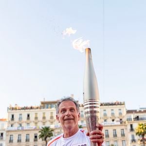 L'acteur français et directeur du théâtre Liberté Charles Berling dernier porteur de la flamme olympique des JO de Paris 2024 dans le Var allume la vasque à Toulon, Var, France, le 10 mai 2024. Florian Escoffier/Nice Matin/Bestimage