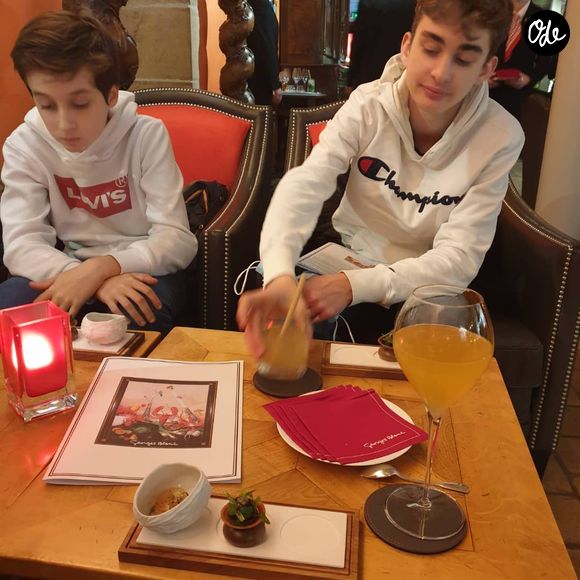 "Nino a beaucoup grandi, il est encore en phase de croissance. Il va se découvrir..." explique le père des deux garçons...

Paul Seixas, le jeune espoir du cyclisme français, ici avec son frère Nino, est soutenu par ses parents Emmanuel et Emmanuelle.