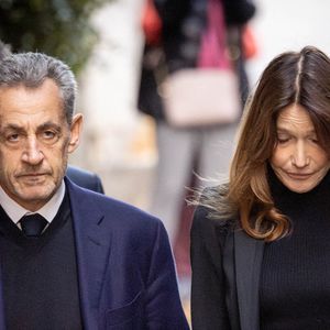 Carla Bruni et Nicolas Sarkozy devant la résidence de ce dernier, avant son départ pour la prison de La Santé, où il doit purger une peine de cinq ans de prison pour association de malfaiteurs. Paris, France, le 21 octobre 2025. Photo d’Alexis Jumeau/ABACAPRESS.COM