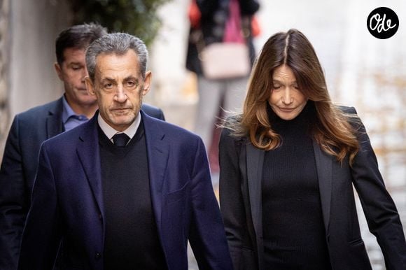 Carla Bruni et Nicolas Sarkozy devant la résidence de ce dernier, avant son départ pour la prison de La Santé, où il doit purger une peine de cinq ans de prison pour association de malfaiteurs. Paris, France, le 21 octobre 2025. Photo d’Alexis Jumeau/ABACAPRESS.COM
