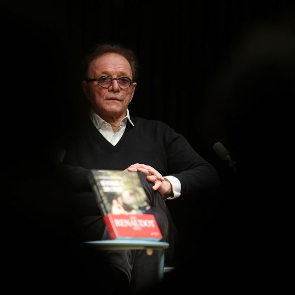 Le journaliste Guillaume Durand à la Station Ausone-Mollat à Bordeaux, France, le 10 janvier 2022, pour la présentation de son livre "Déjeunons sur l'herbe" (Prix Renaudot de l'essai 2022). © Jean-Marc Lhomer/Bestimage