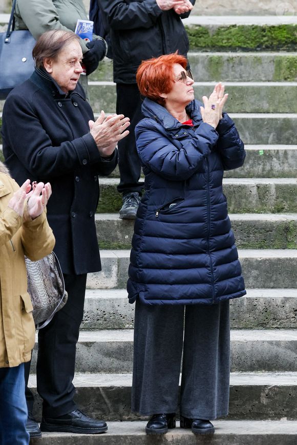 Daniel Lauclair et Véronique Genest - Sortie des obsèques de Catherine Laborde en l’église Saint-Roch à Paris, le 6 février 2025. Décédée le 28 janvier 2025 à l'âge de 73 ans, l'ancienne présentatrice météo de TF1 (1988 - 2017) était atteinte de la maladie neurodégénérative à corps de Lewy. 
© Jacovides - Moreau / Bestimage
