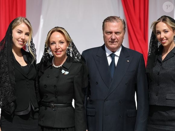 Absentes, en revanche, les filles des Bourbon-Siciles : Maria Carolina et Maria Chiara.

Le Prince Charles de Bourbon des Deux Siciles, la princesse Camilla, leurs filles, les princesses Maria Carolina et Maria Chiara  lors de la messe célébrée par le pape Léon XIV au stade Louis II de Monaco 
© Claudia Albuquerque / Bestimage