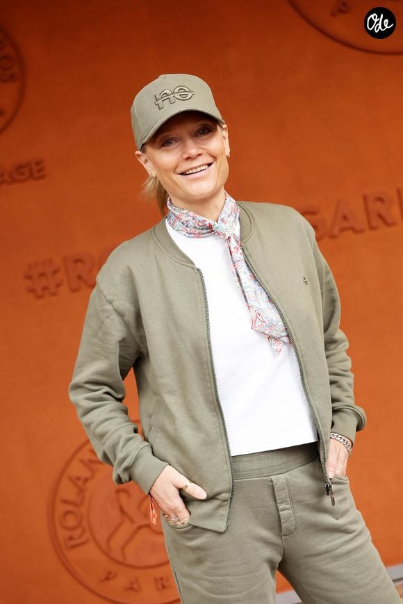 Caroline Vigneaux au photocall du village lors des Internationaux de France de Tennis de Roland Garros 2026, à Paris, France, le 6 juin 2026. © Jacovides-Moreau/Bestimage