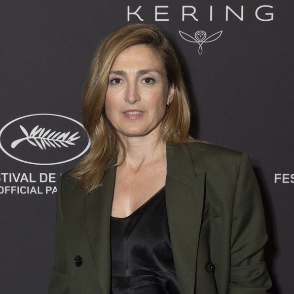 Julie Gayet n'a pas pu assister à l'enterrement de Bruno Salomone.

Julie Gayet - Photocall du dîner "Women In Motion, Kering", Place de la Castre lors du 78ème Festival International du Film de Cannes. © Olivier Borde/Bestimage