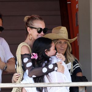 Exclusif - Laeticia Hallyday accompagnée de son compagnon Frédéric Suant et de sa fille Joy sont aller acceuillir Jade à l'aéroport de Saint-Barthélemy-Rémy-de-Haenen où tout le monde se retrouve pour le 50ème anniversaire de Laeticia, à Saint-Jean, Saint-Barthélémy, Antilles françaises, France, le 15 mars 2025. DOMINIQUE JACOVIDES / BESTIMAGE