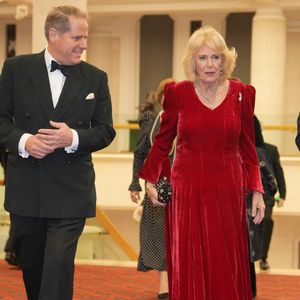 La robe, la Yahya Couture a été offerte au souverain lors de sa visite en Arabie saoudite en 1998. 

La reine Camilla (Camilla Parker Bowles, reine consort d'Angleterre), colonel en chef des Rifles, lors du dîner biennal de remise des prix des Rifles au Guildhall dans la ville de Londres. Photo par Kin Cheung / PA Photos / Bestimage