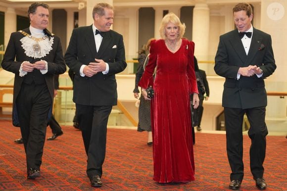 La robe, la Yahya Couture a été offerte au souverain lors de sa visite en Arabie saoudite en 1998. 

La reine Camilla (Camilla Parker Bowles, reine consort d'Angleterre), colonel en chef des Rifles, lors du dîner biennal de remise des prix des Rifles au Guildhall dans la ville de Londres. Photo par Kin Cheung / PA Photos / Bestimage
