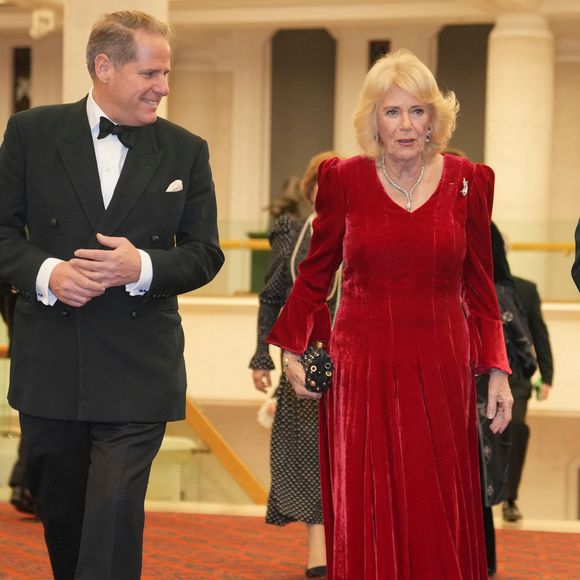 La robe, la Yahya Couture a été offerte au souverain lors de sa visite en Arabie saoudite en 1998. 

La reine Camilla (Camilla Parker Bowles, reine consort d'Angleterre), colonel en chef des Rifles, lors du dîner biennal de remise des prix des Rifles au Guildhall dans la ville de Londres. Photo par Kin Cheung / PA Photos / Bestimage