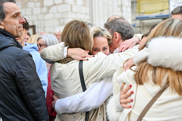 Céline Olive (fille de E.Leclercq) et Fabienne Égal à la sortie des obsèques d'Evelyne Leclercq en la cathédrale Sainte-Réparate de Nice, France, le 13 janvier 2026. Une tenue blanche ou claire est souhaitée pour la cérémonie. Ni fleurs, ni couronnes. Selon la volonté de la défunte Evelyne, des dons en faveur du pôle cancérologie Arnault Tzanck pourront être effectués par chèque à l'ordre de FDD AAT ou via un lien numérique HelloAsso - Campagne de dons, Institut du Cancer de Mougins. © Bruno Bebert/Bestimage