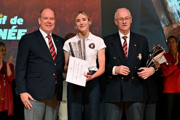 Le prince Albert II de Monaco et Roland Biancheri, le président de l'ASM, ont remis le Trophée d'Or à Cassandre Beaugrand, la championne olympique, dans la section Triathlon lors de la remise des prix de l'ASM Omnisports (Association Sportive de Monaco) à l'auditorium Rainier III à Monaco, le 13 novembre 2024. © Bruno Bebert/Bestimage