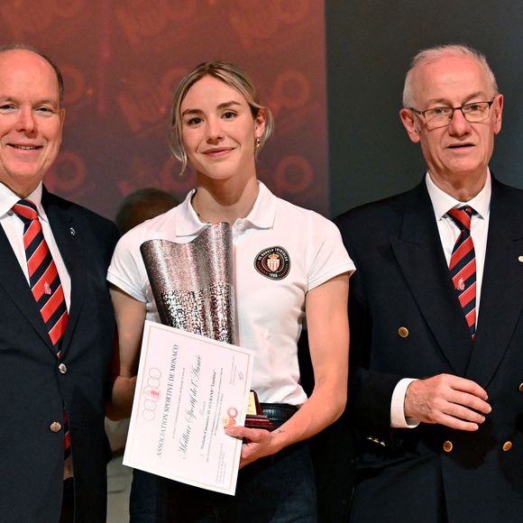Le prince Albert II de Monaco et Roland Biancheri, le président de l'ASM, ont remis le Trophée d'Or à Cassandre Beaugrand, la championne olympique, dans la section Triathlon  lors de la remise des prix de l'ASM Omnisports (Association Sportive de Monaco) à l'auditorium Rainier III à Monaco, le 13 novembre 2024. © Bruno Bebert/Bestimage