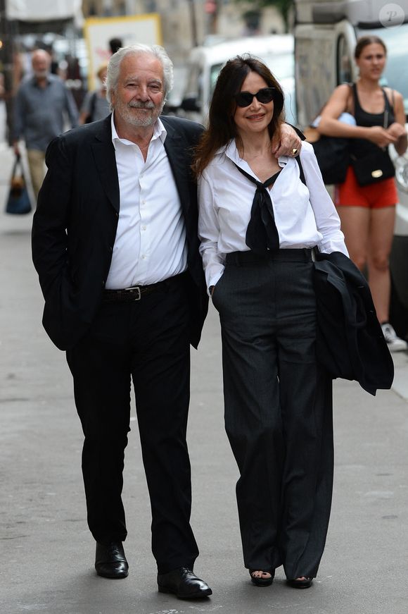 Pierre Arditi et Evelyne Bouix - Mariage de Claude Lelouch à la mairie du 18ème à Paris. Le 17 juin 2023
©Agence / Bestimage