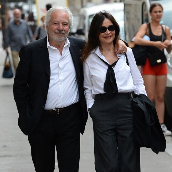 Pierre Arditi et Evelyne Bouix - Mariage de Claude Lelouch à la mairie du 18ème à Paris. Le 17 juin 2023
©Agence / Bestimage