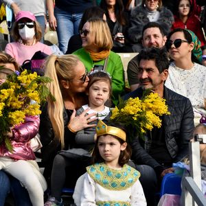 Adriana Karembeu Ohanian, son mari Aram et leur fille Nina durant la première bataille de fleurs du Carnaval de Nice 2022, Roi des Animaux, place Masséna à Nice, le 13 février 2022. © Bruno Bebert/Bestimage