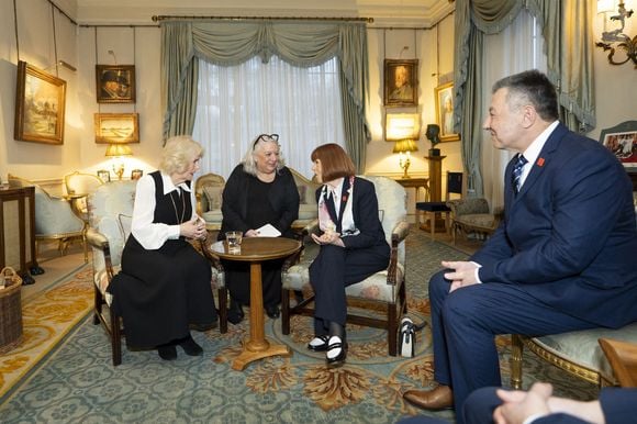 La reine Camilla (à gauche) reçoit Madame Gisèle Pelicot (au centre) et Jean-Loup Agopian (à droite) lors d'une audience à Clarence House à Londres. Date de la photo : lundi 23 février 2026.
Aaron Chown/PA Wire : Aaron Chown/PA Wire