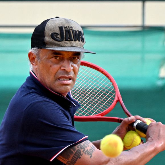 Fin juin, l'ex champion de tennis a fait une péritonite

Yannick Noah, l'ancien champion de tennis français et chanteur, est mis à l'honneur à Nice dans le club de Tennis où il a fait son sport étude, le Nice LTC qui va baptiser son court central de son nom en présence de ses copains de classe, le 11 juillet 2026. © Bruno Bebert/Bestimage