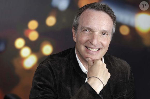 La mésaventure a eu lieu lors d’un tournage en Inde en 2010. 

Exclusif - Portrait de Stéphane Rotenberg à Paris, le 15 mai 2025. © Cédric Perrin/Bestimage
