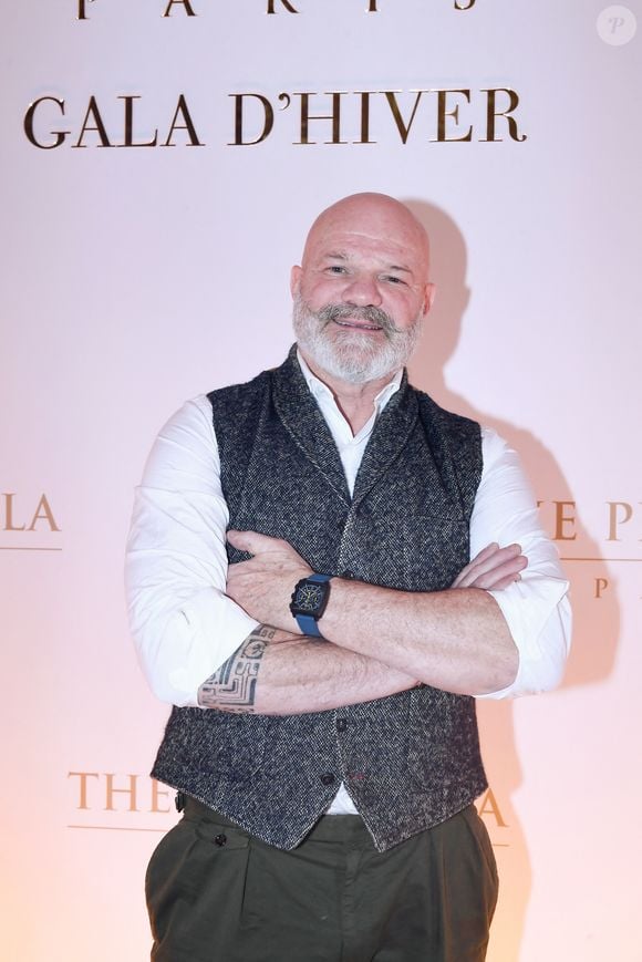 Il précisait que cet ustensile purement esthétique risquait de se briser sur le gaz ou l'induction.

Philippe Etchebest - Personnalités au gala d'hiver de l'hôtel Peninsula Paris le 27 novembre 2025.

© Rachid Bellak / Bestimage