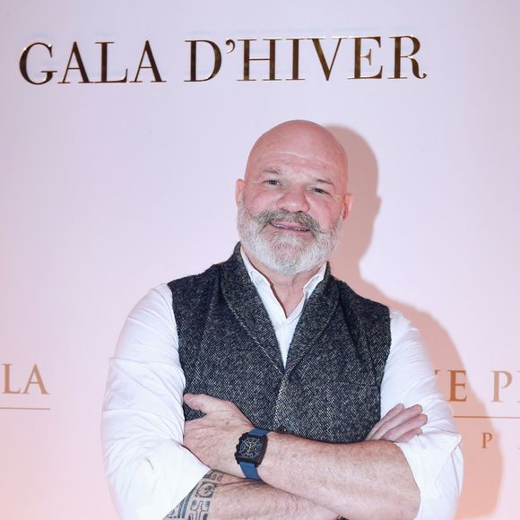 Il précisait que cet ustensile purement esthétique risquait de se briser sur le gaz ou l'induction.

Philippe Etchebest - Personnalités au gala d'hiver de l'hôtel Peninsula Paris le 27 novembre 2025.

© Rachid Bellak / Bestimage