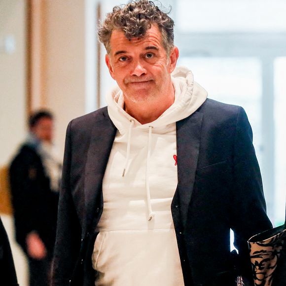 e mardi 18 février, le parquet de Paris a rendu son verdict et l'a reconnu coupable.

Stéphane Plaza arrive pour le verdict de son procès pour violences sur deux anciennes compagnes, à Paris, France, le 18 février 2025. L'agent immobilier de 54 ans est jugé pour "violences physiques et/ou psychologiques habituelles par concubin" entre 2018 et 2022 sur une ancienne compagne, Amandine, ainsi que pour "violences psychologiques habituelles par concubin" sur Paola, entre 2021 et 2022. Stéphane Plaza reconnu coupable de "violences habituelles par concubin" et condamné à 12 mois de prison avec sursis. © Chrstophe Clovis/Bestimage