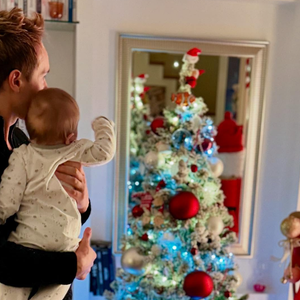 Il l'écoute en boucle
Premier Noël pour Cyril Féraud et son fils Tim, décembre 2024
