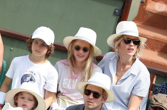 Laurent Delahousse a eu deux enfants avec Florence Kieffer, dont Liv-Helen, l'aînée, qui a 20 ans aujourd'hui...

Alice Taglioni, son fils Charlie et Liv-Helen (la fille de son compagnon L.Delahousse), Guillaume Canet et son fils Marcel dans les tribunes lors de la finale homme des Internationaux de Tennis de Roland-Garros à Paris, le 11 juin 2017. © Jacovides-Moreau/Bestimage