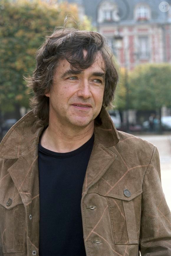 Archives - En France, à Paris, Jean-Louis Murat dans le jardin de la PLACE DES VOSGES