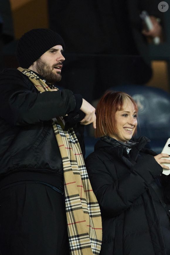 La chanteuse Suzane - Célébrités dans les tribunes lors du match de Ligue 1 McDonald's opposant le Paris Saint-Germain (PSG) à l'Olympique de Marseille (OM) - (3-1) au Parc des Princes à Paris le 16 mars 2025. © Cyril Moreau/Bestimage